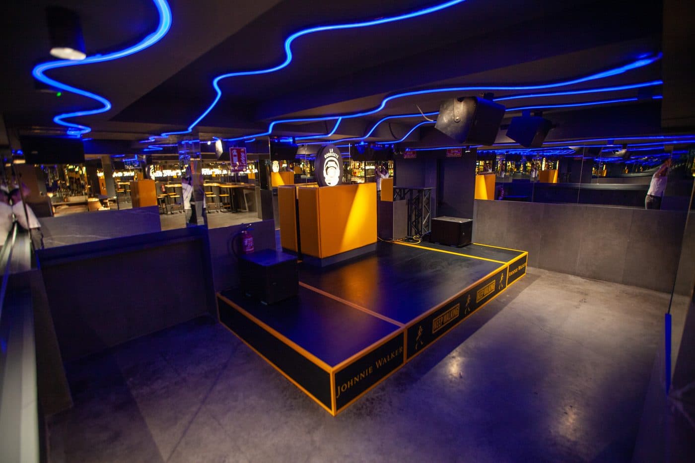 Planta baja — Barra & zona social