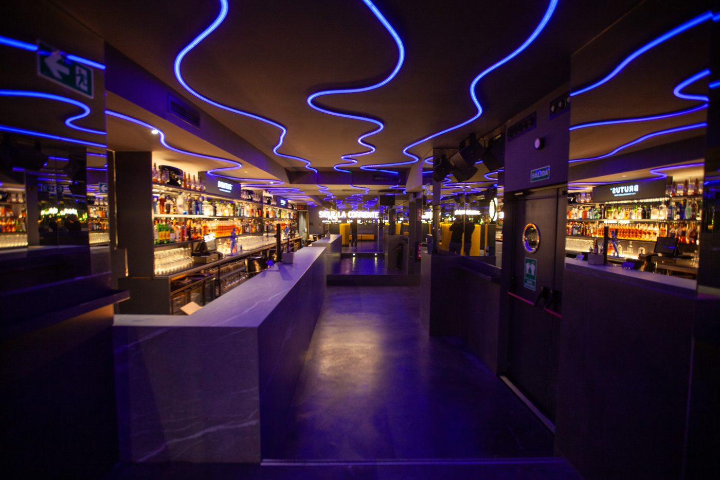 Barra con techo de luces de neón azul